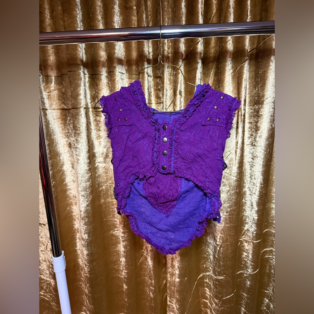 Hooded lace cropped vest